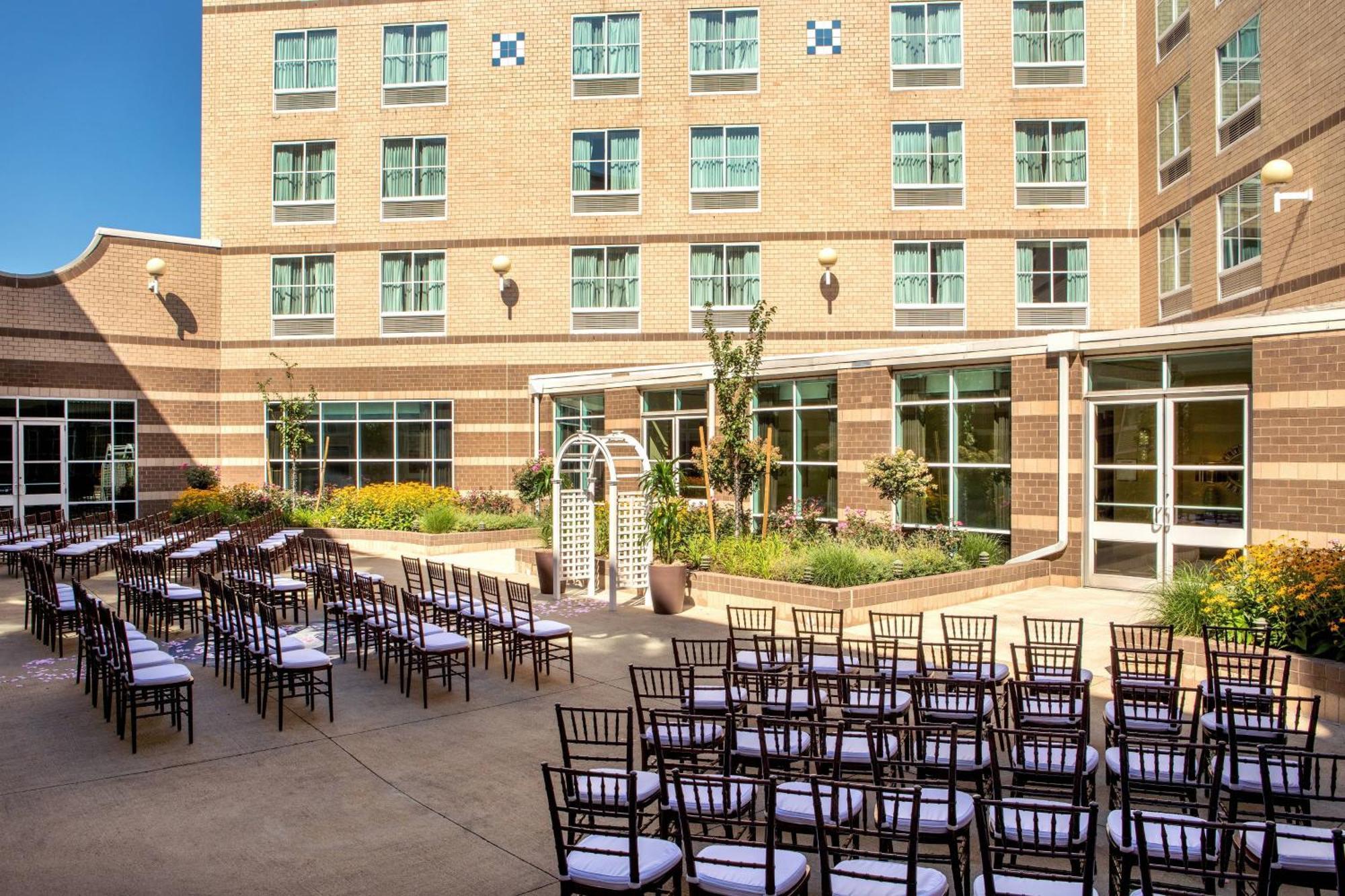 Sheraton Boston Needham Hotel Экстерьер фото