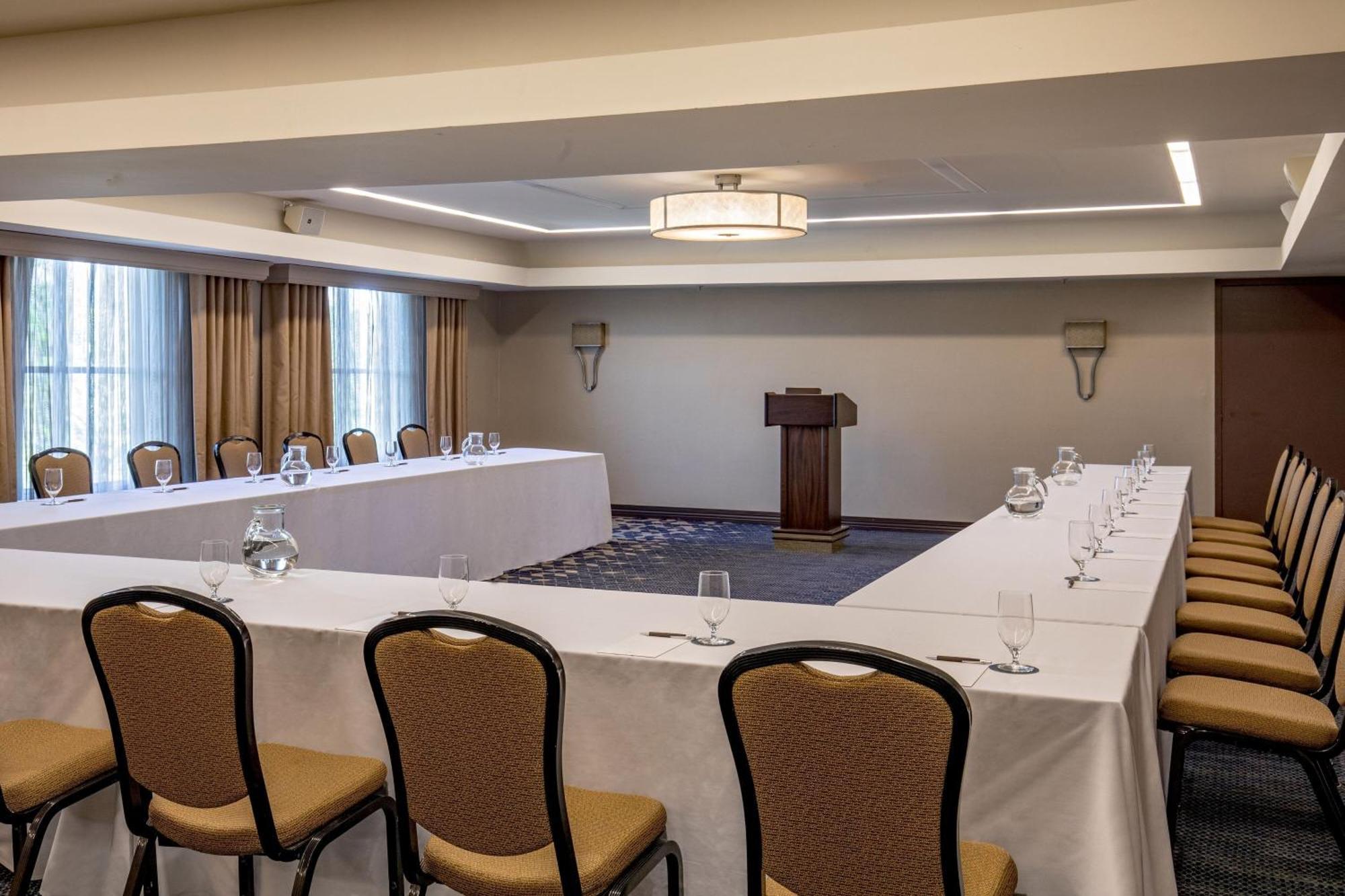 Sheraton Boston Needham Hotel Экстерьер фото