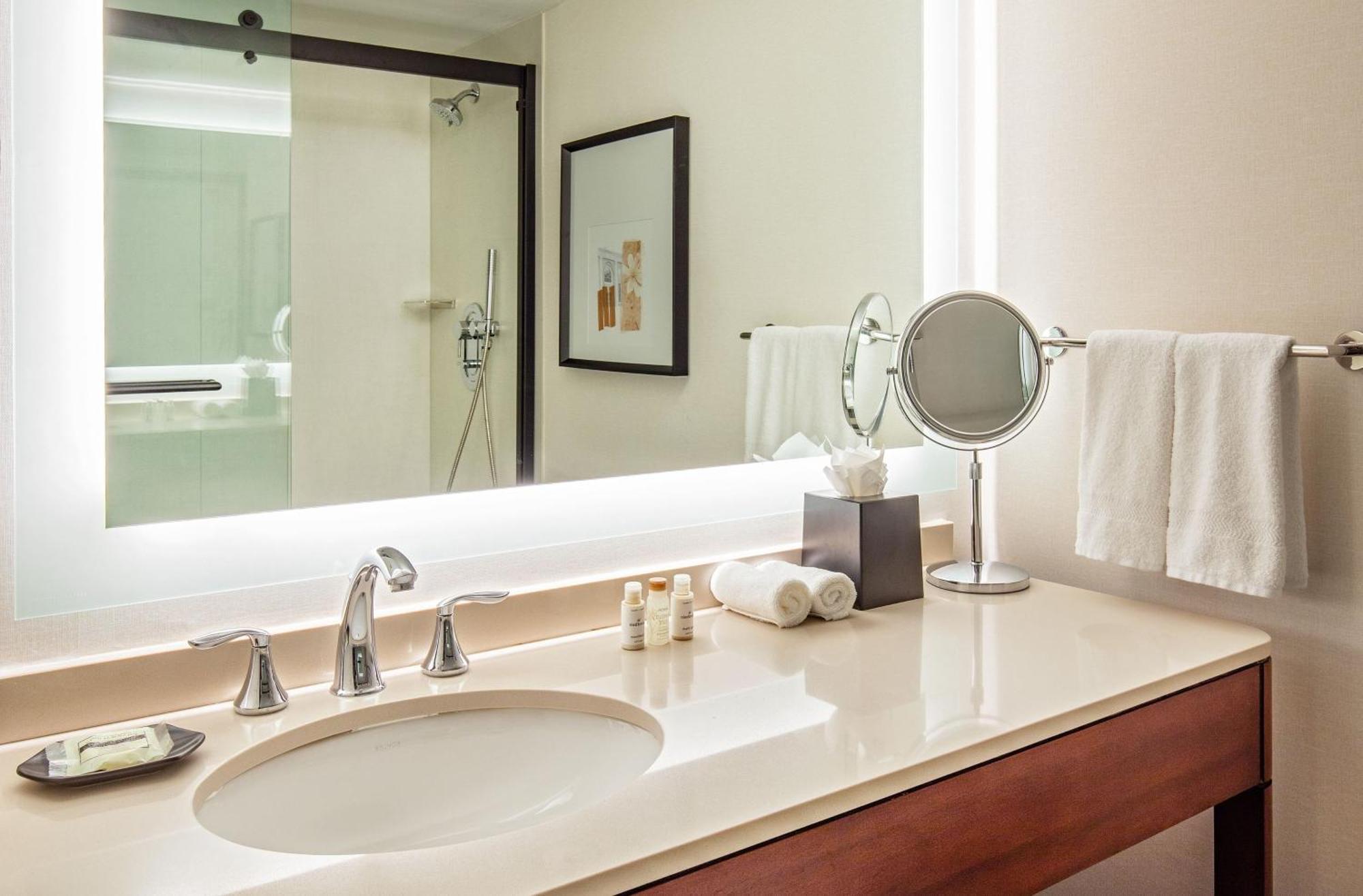 Sheraton Boston Needham Hotel Экстерьер фото